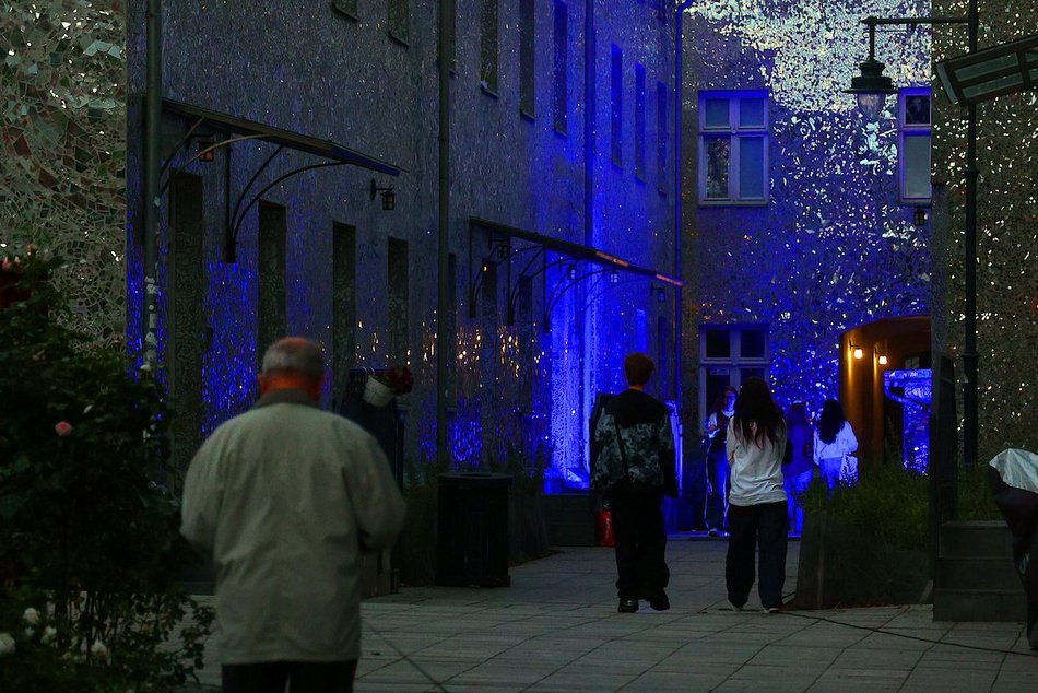 Łódź. Pasaż Róży w Łodzi cały na niebiesko! Łodzianie wspierają lot Sławosza Uznańskiego-Wiśniewskiego