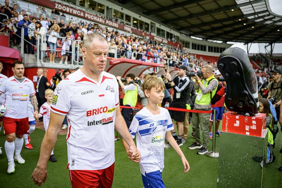 Łódź. Mecz Gwiazd w Łodzi. Na murawie Boniek, Krzynówek, Krychowiak