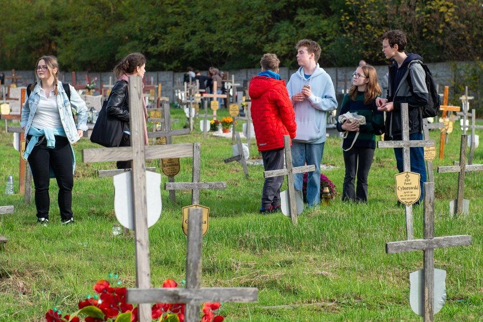 Światełko Pamięci na cmentarzu przy Zakładowej. Wolontariusze uprzątną groby samotnych osób