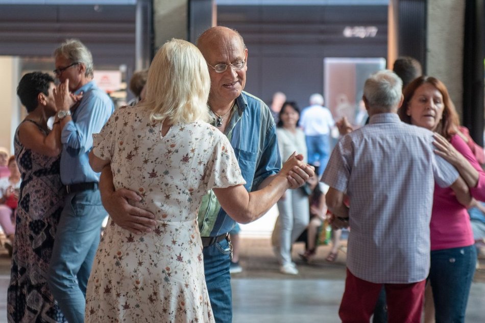 Karnawał w Łodzi dla seniorów. Bale przebierańców, potańcówki w MSK, koncert latino