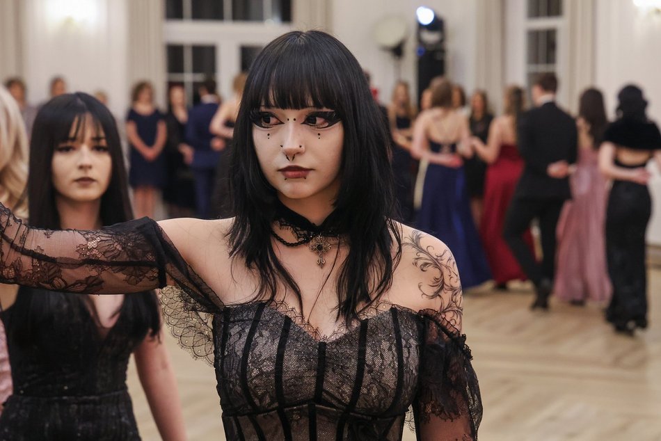 Łódź. Studniówka II LO w Łodzi. Wspaniali maturzyści świętowali w Pałacu Skotniki