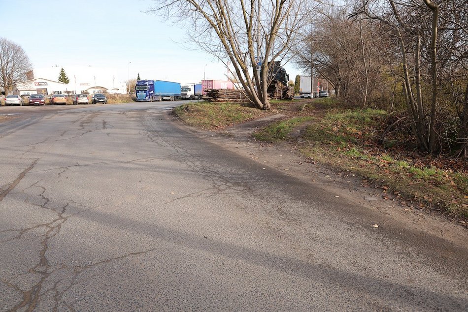 Łódź. Nowy chodnik na Lodowej w Łodzi. Ułatwi dojście do zakładów pracy