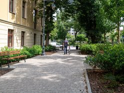 Wracamy na Mielczarskiego w Łodzi po remoncie. Ulica zachwyca zielenią i... spokojem!