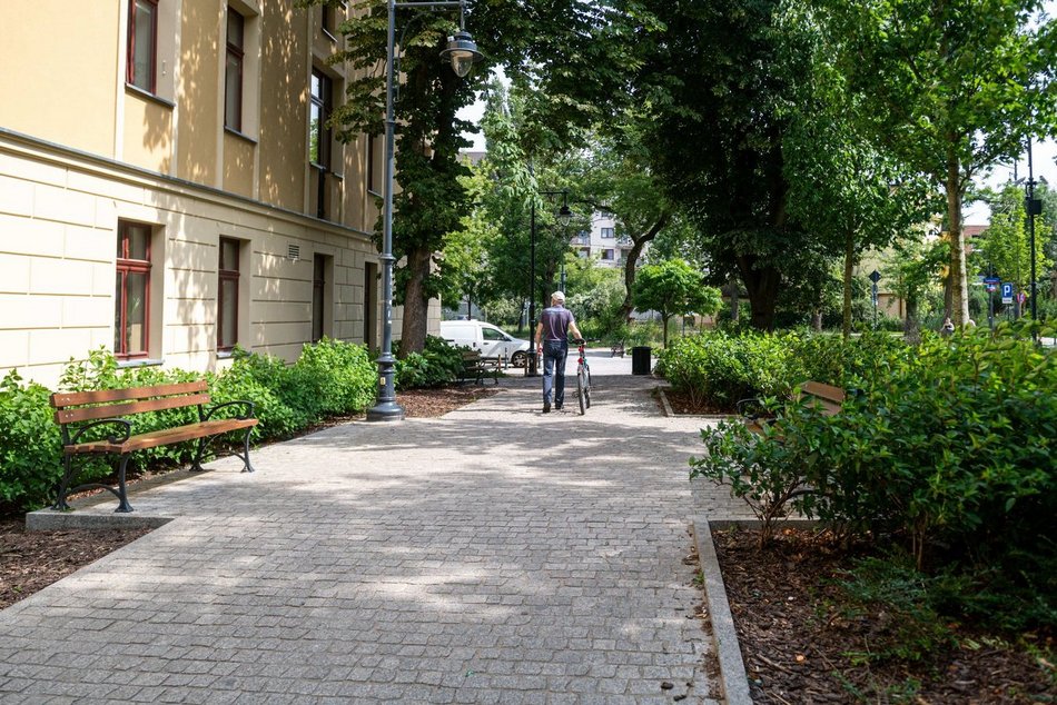 Wracamy na Mielczarskiego w Łodzi po remoncie. Ulica zachwyca zielenią i... spokojem!