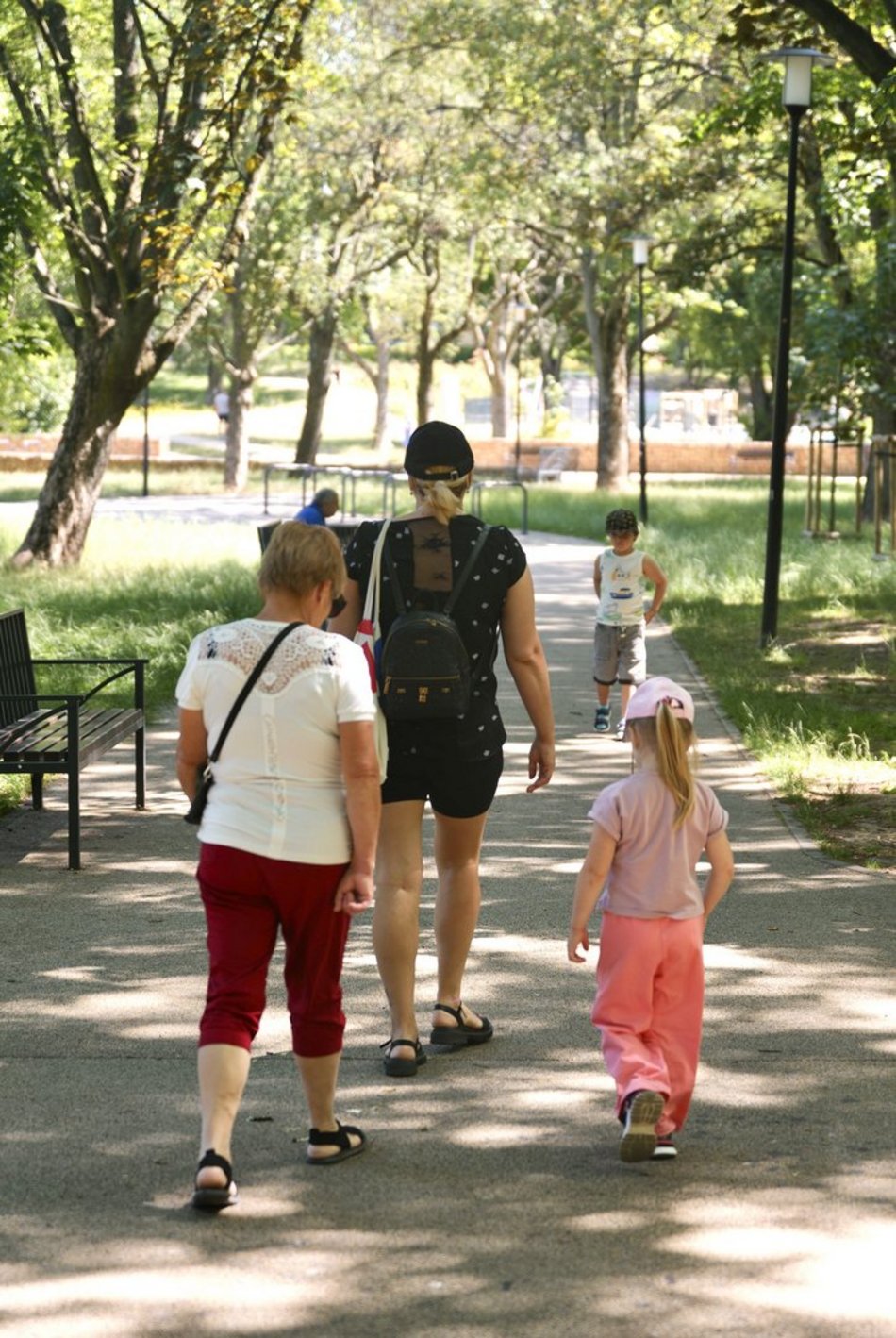 Łódź. Park Staromiejski w letnim wydaniu. Rowerzyści, dzieci i spacerowicze z pieskami