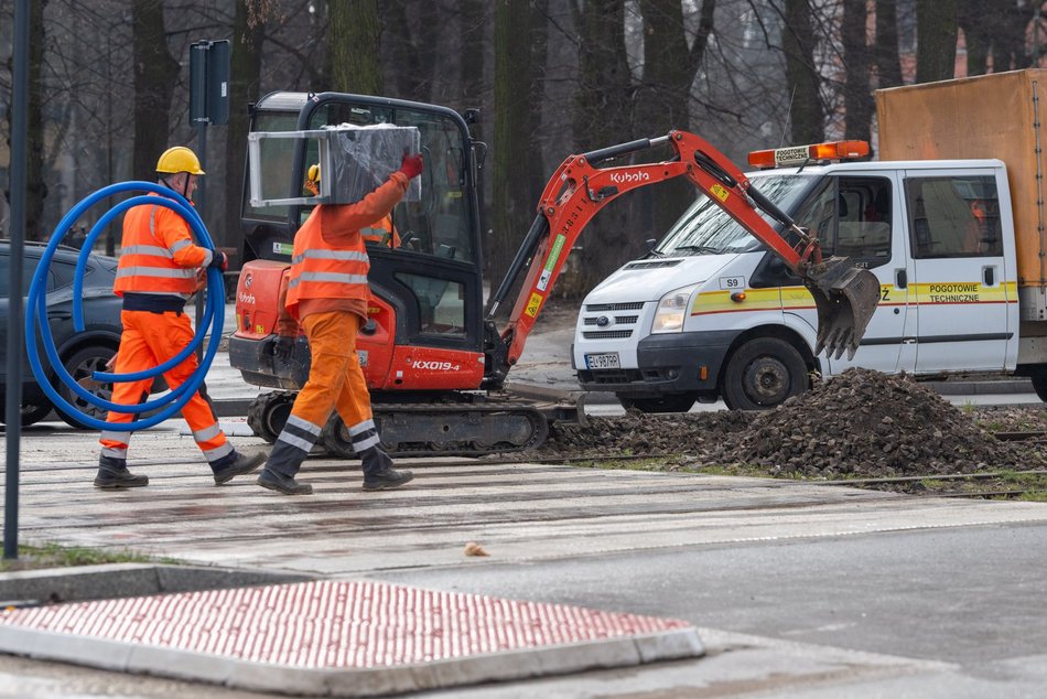 Łódź. Remont torowiska na Placu Niepodległości w Łodzi. Kiedy tramwaje wrócą na Pabianicką?