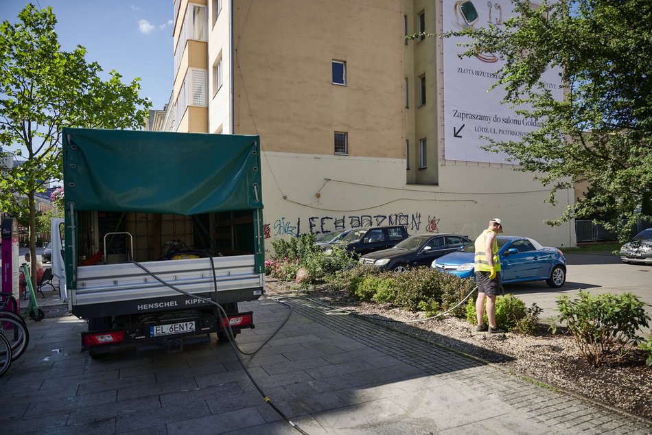 Łódź. Walka z suszą w Łodzi. Miasto intensywnie podlewa młodą zieleń