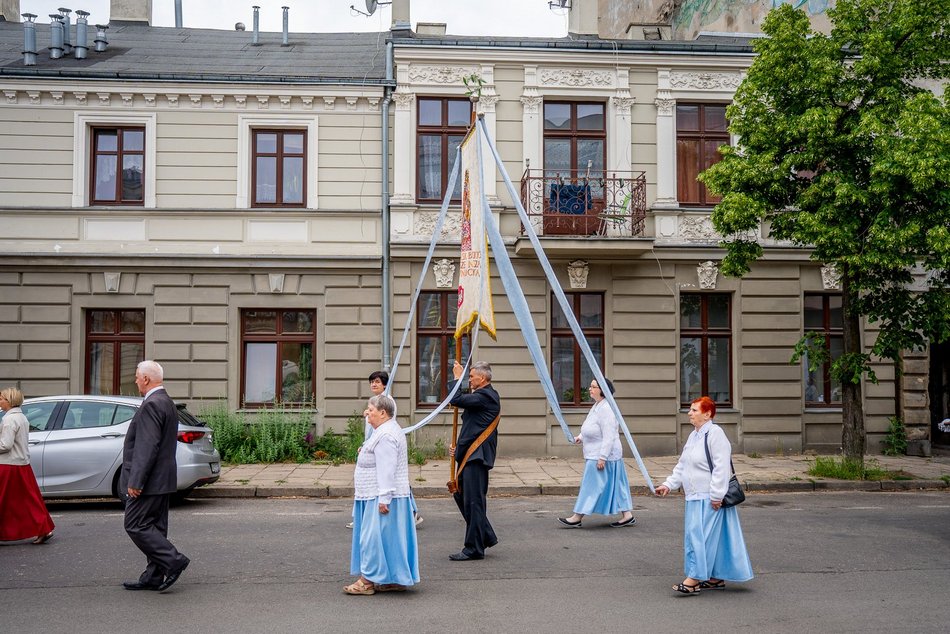 Łódź. Boże Ciało w Łodzi. Procesja z kościoła Matki Boskiej Zwycięskiej przeszła ulicami miasta