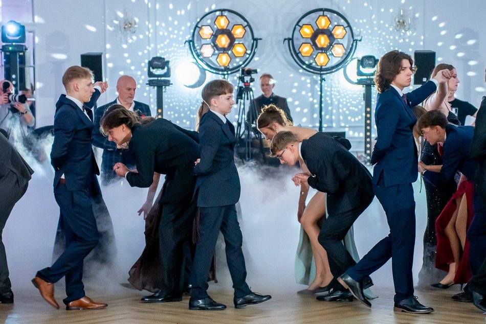 Łódź. Studniówka IV LO w Łodzi. Kreacje, które zapierały dech i radość na twarzach młodzieży