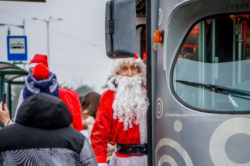 Łódź. Mikołajkowy tramwaj MPK Łódź już pędzi po mieście! Zobacz, jak się prezentuje