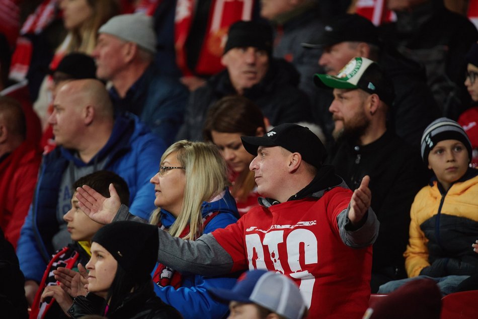 zdjęcia kibiców na trybunach