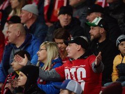 zdjęcia kibiców na trybunach