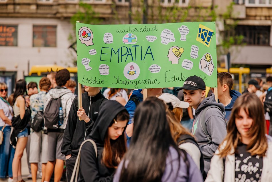 Łódź. Marsz Przeciwko Przemocy i Hejtowi przeszedł Piotrkowską. Uczniowie w ważnej sprawie!