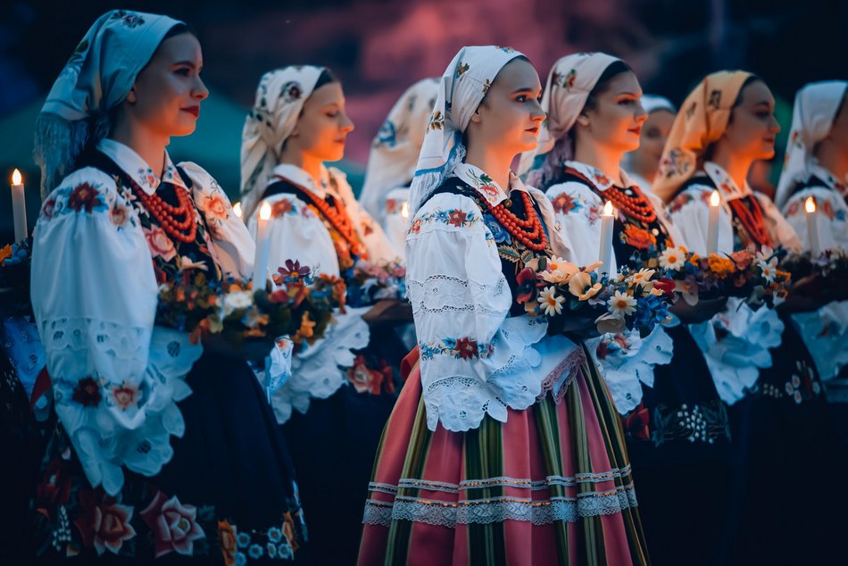 Łódź. Noc Świętojańska w Ogrodzie Botanicznym w Łodzi. Magia światła, natury i folkloru