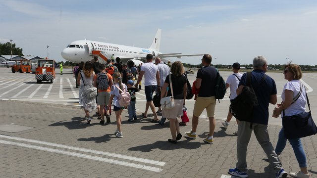 Lotnisko w Łodzi na półmetku wakacji. Już 45 tys. pasażerów czarterowych. Będzie rekord? [SONDA]