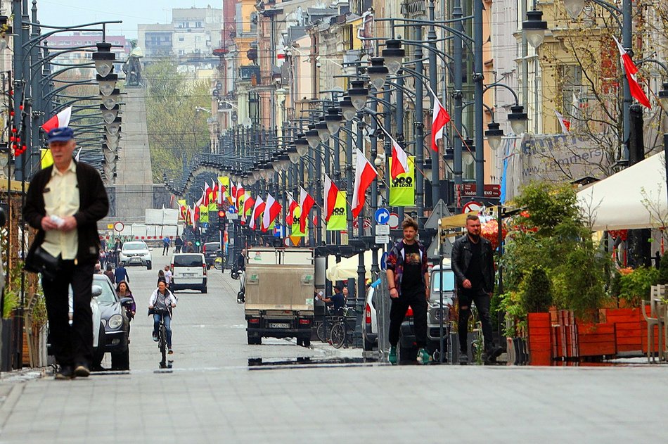 Dzień Flagi w Łodzi. Tłumy mieszkańców na Piotrkowskiej [ZDJĘCIA]