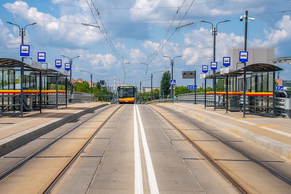 Łódź. Węzły przesiadkowe w Łodzi. MPK Łódź, pociągiem, a może rowerem miejskim? Podróżuj jak ci wygodnie!