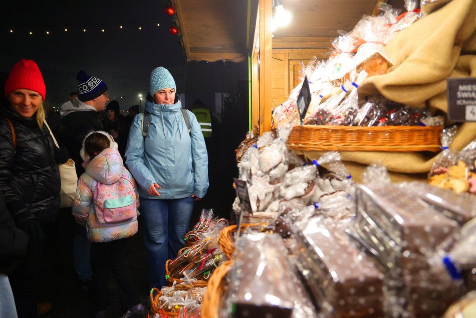 Tłumy na otwarciu Jarmarku Bożonarodzeniowego w Łodzi. Byłeś/aś? Znajdź się na zdjęciach!