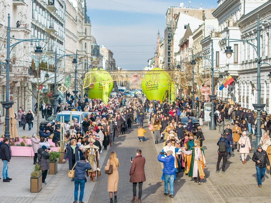 Łódź. Polonez dla Łodzi. Tłumy maturzystów zatańczyły na Piotrkowskiej. Razem z nimi łodzianie!
