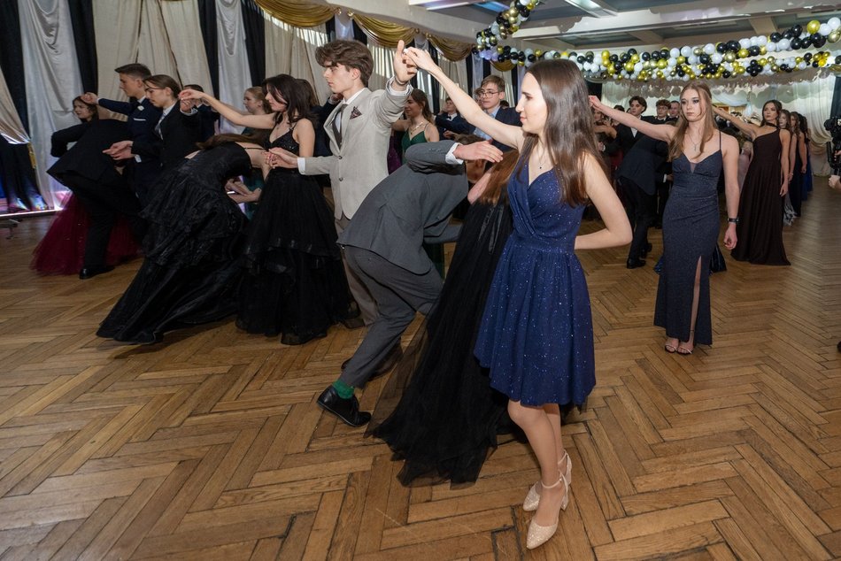 Łódź. Studniówka XXVI LO w Łodzi. Ależ oni zatańczyli... i jak pięknie wyglądali!