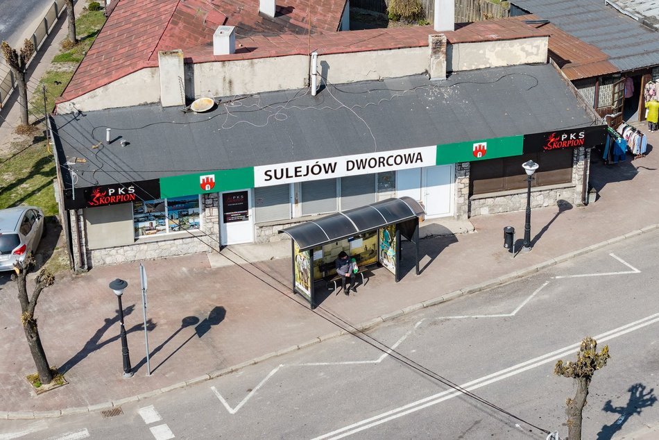 Łódź. Remont dworca w Sulejowie. Drewniane perony, poczekalnia i nowa zieleń odmienią betonowy plac!