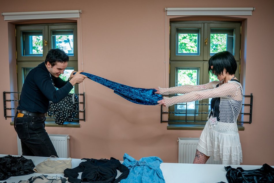 Łódź. Swap ubraniowy w Mediatece MeMo w Łodzi. Fani mody wymieniali się kosmicznymi strojami