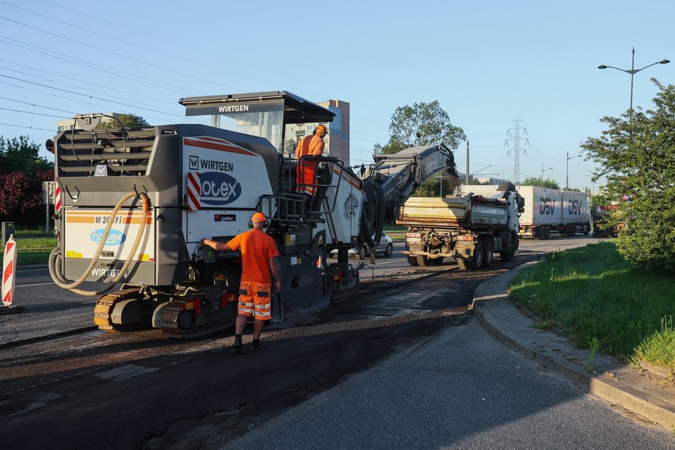 Łódź. Wieczorny remont Rokicińskiej w Łodzi. Kiedy drogowcy położą nowy asfalt?