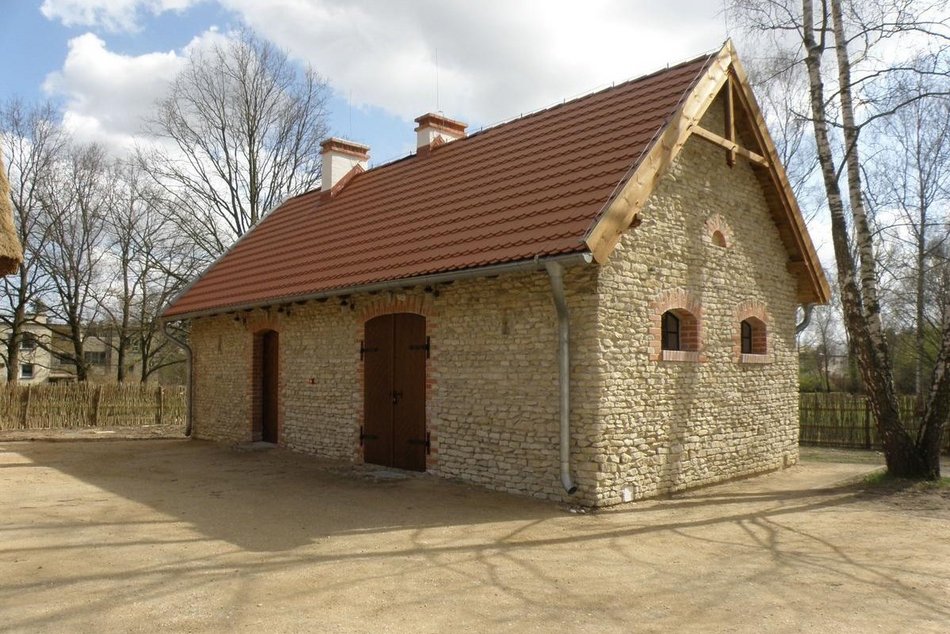 Skansen roślinny w Ogrodzie Botanicznym w Łodzi — kamienna obórka