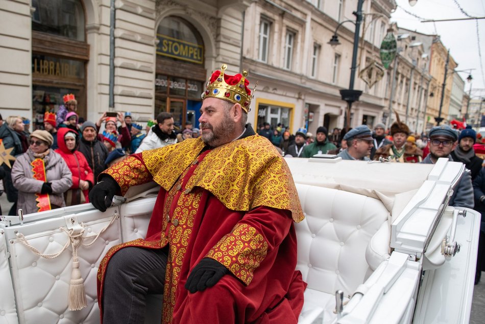 Orszak Trzech Króli w Łodzi. Tłumy łodzian świętowały w kolorowym pochodzie [ZDJĘCIA]