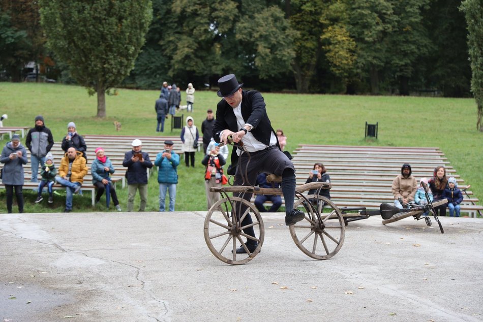 Pokaz rowerowy w parku Julianowskim