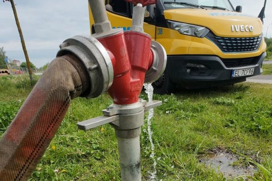 Nocne czyszczenie wodociągów na Janowie i Olechowie w Łodzi