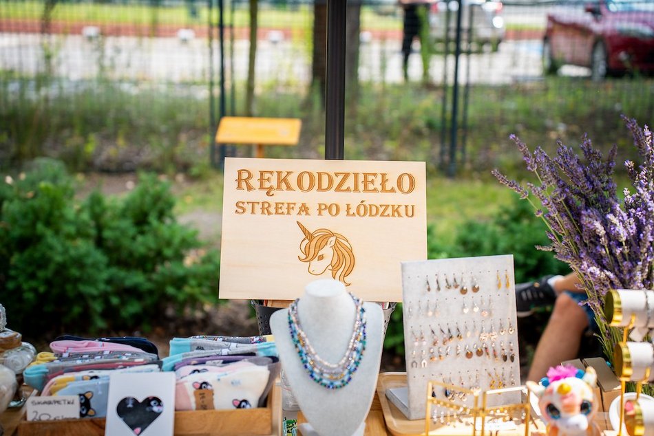 Łódź. Lipcowy targ staroci na Księżym Młynie. Miłośnicy rzeczy z duszą nie zawiedli