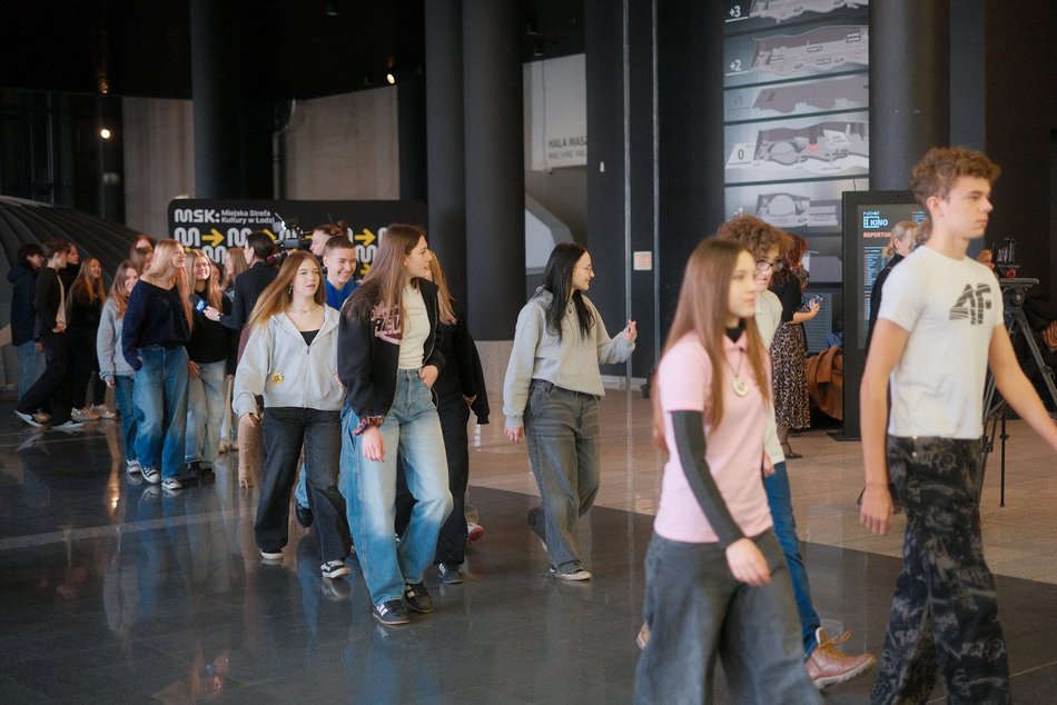 Łódź. Licealiści z Łodzi zatańczyli Belgijkę! Wielkie świętowanie Międzynarodowego Dnia Licealisty