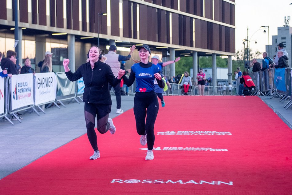 Łódź. Bieg Ulicą Piotrkowską Rossmann Run 2025 wystartował! Walka o życiowe rekordy