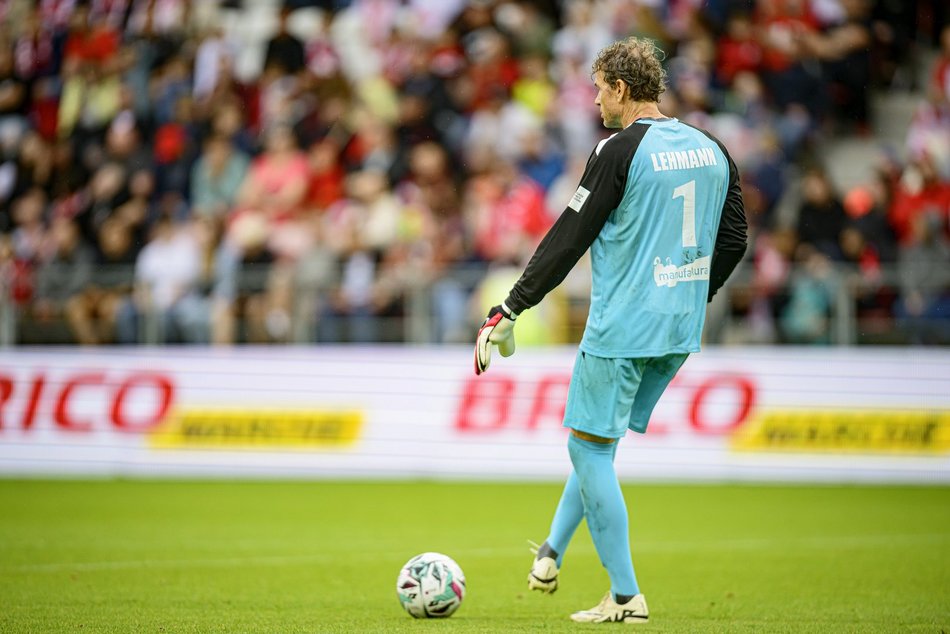 Łódź. Mecz Gwiazd w Łodzi. Na murawie Boniek, Krzynówek, Krychowiak