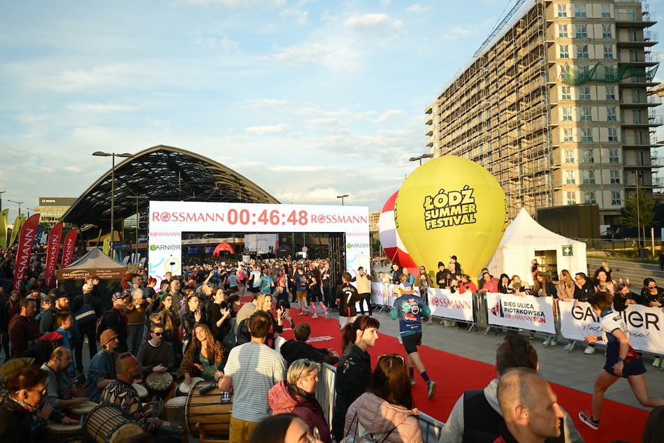 Łódź. Bieg Ulicą Piotrkowską Rossmann Run 2025 wystartował! Walka o życiowe rekordy