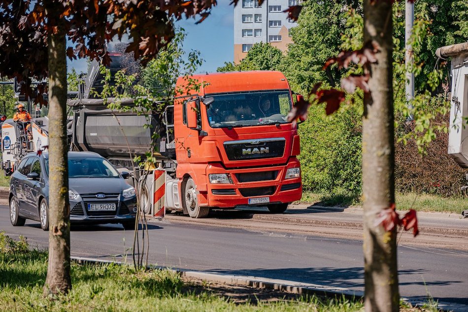 Łódź. Na Julianowskiej drogowcy wymieniają nawierzchnię