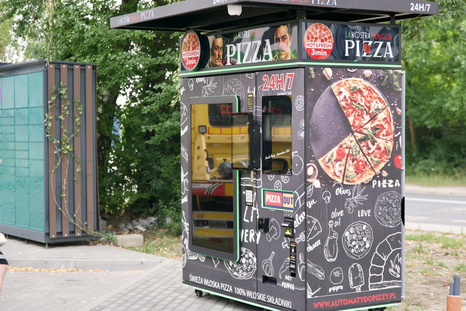 Pierwszy automat z pizzą w Łodzi stanął na Retkini