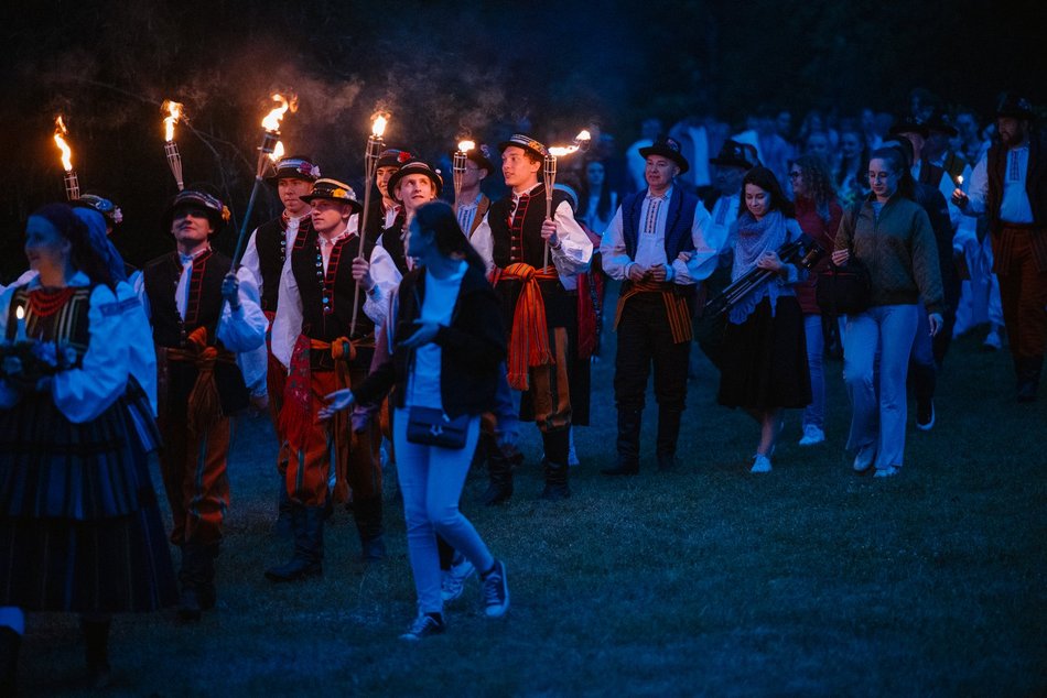 Łódź. Noc Świętojańska w Ogrodzie Botanicznym w Łodzi. Magia światła, natury i folkloru