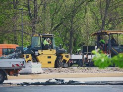 Kładą asfalt na Śmigłego-Rydza. Druga warstwa od Ronda Broniewskiego do centrum