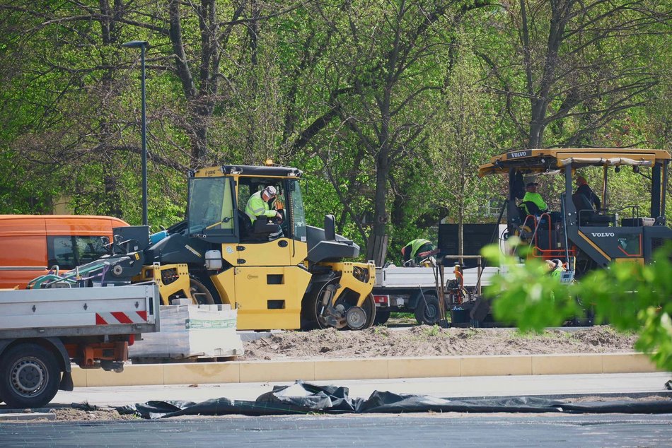Kładą asfalt na Śmigłego-Rydza. Druga warstwa od Ronda Broniewskiego do centrum