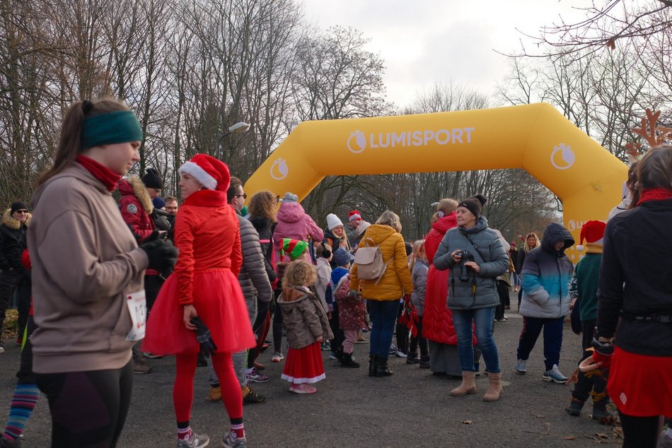 Łódź. Świąteczny bieg w parku Baden-Powella w Łodzi. Wspaniała atmosfera z nutą rywalizacji