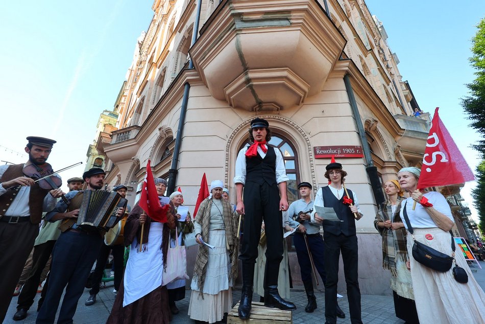 Marsz robotników podczas festiwalu REwolucja w Łodzi. Inscenizacja aktorów Teatru Chorea