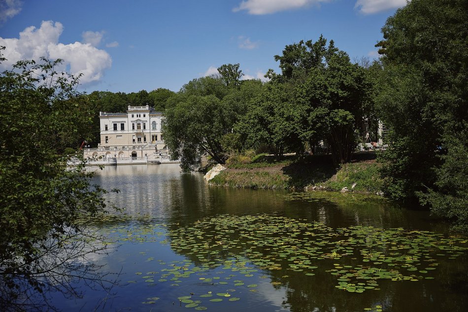 Łódź. Tajemnicza historia Lasu Łagiewnickiego w Łodzi. Kapliczki, uzdrawiające źródełko i pałac Heinzlów