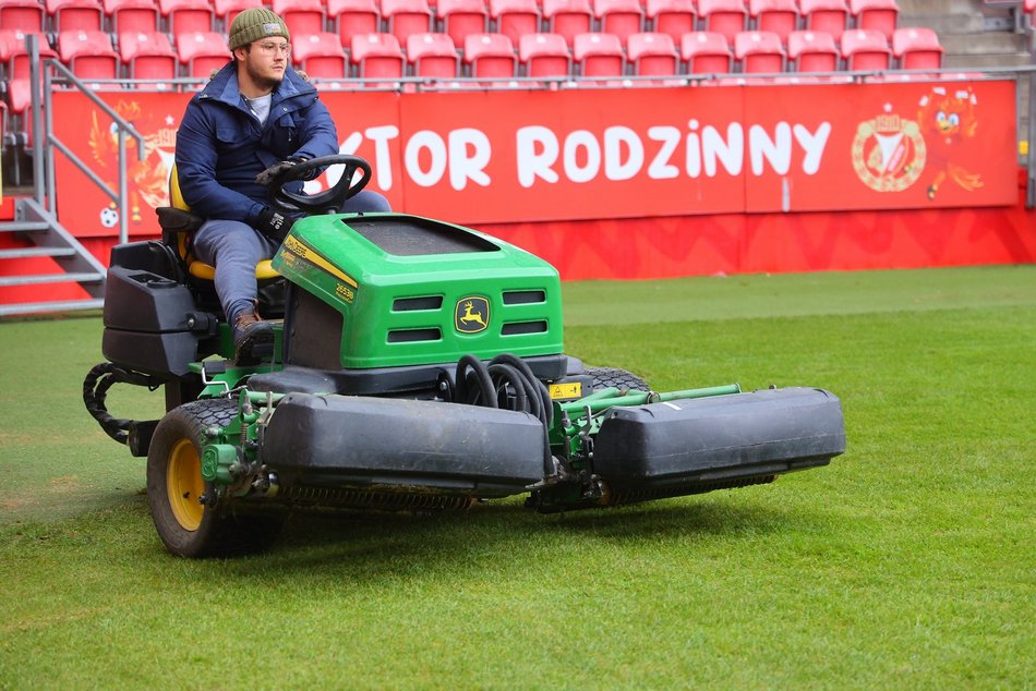 Łódź. Zima na stadionach w Łodzi. Jak MAKiS dba o murawy przy al. Piłsudskiego i al. Unii?