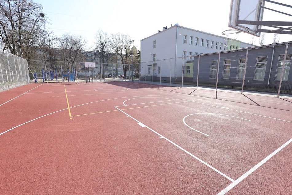 Łódź. Nowe boiska i hale sportowe w Łodzi. Skorzystają z nich uczniowie i... wszyscy Łodzianie