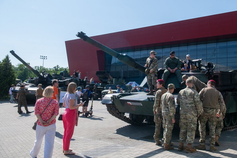 Wielka parada przed meczem Gortat Team vs NATO. Celebryci, żołnierze i sprzęt wojskowy