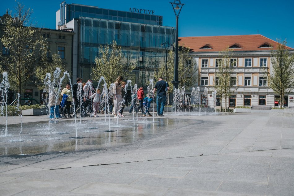 Łódź. Plac Wolności w Łodzi tętni życiem. To jedno z najpopularniejszych miejsc spotkań!