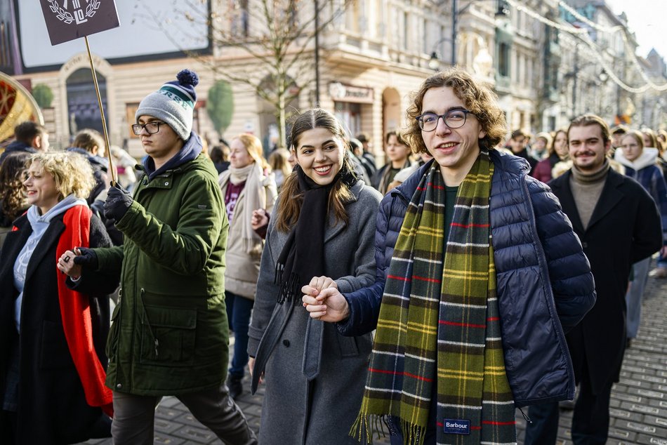 Łódź. Polonez dla Łodzi. Tłumy maturzystów zatańczyły na Piotrkowskiej. Razem z nimi łodzianie!