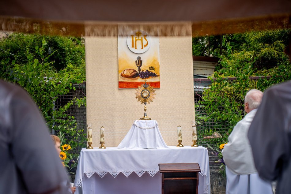Łódź. Boże Ciało w Łodzi. Procesja z kościoła Matki Boskiej Zwycięskiej przeszła ulicami miasta